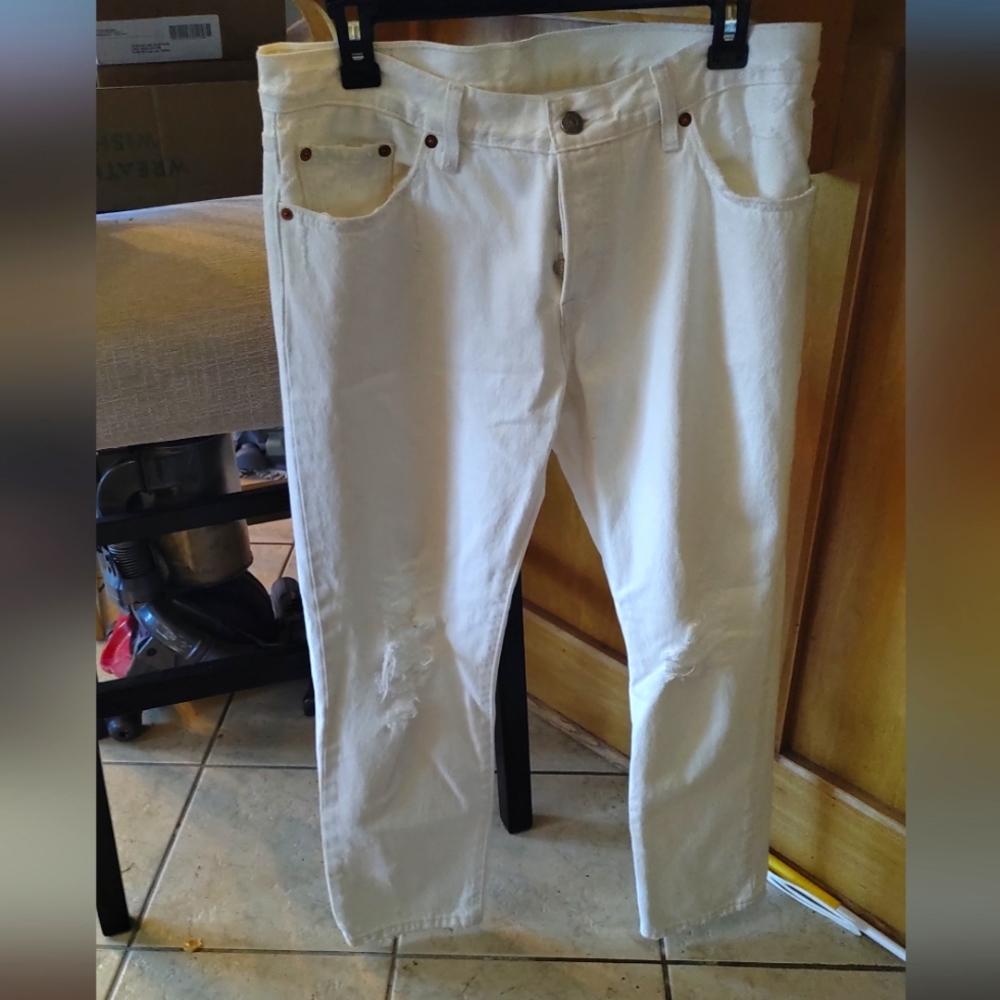 White Levi sz 28 501 with button fly